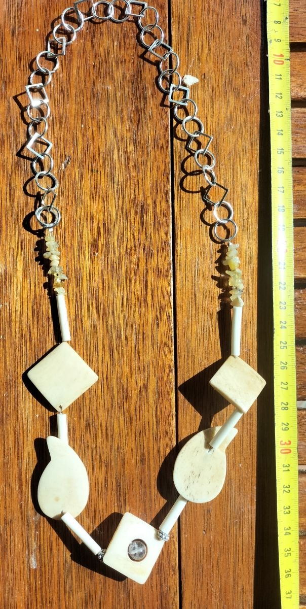 Collana ossa intagliate: beige e bianco