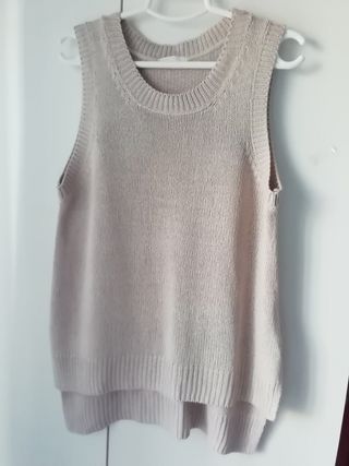 2 prendas: chaleco beige y blusa marrón