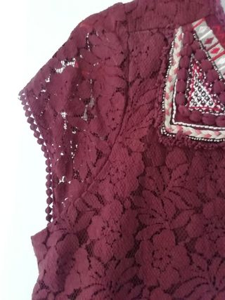 2 prendas: chaleco beige y blusa marrón