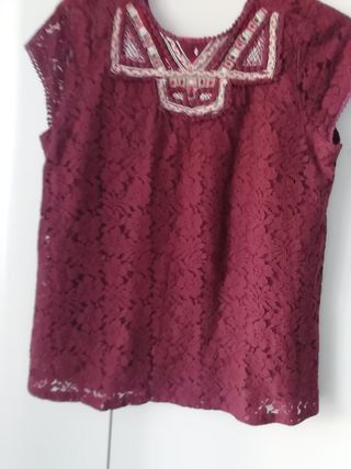 2 prendas: chaleco beige y blusa marrón