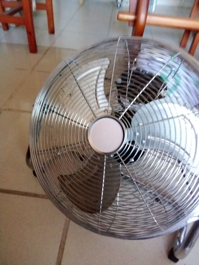 Ventilador de pie cromado
40 Cms diámetro . 