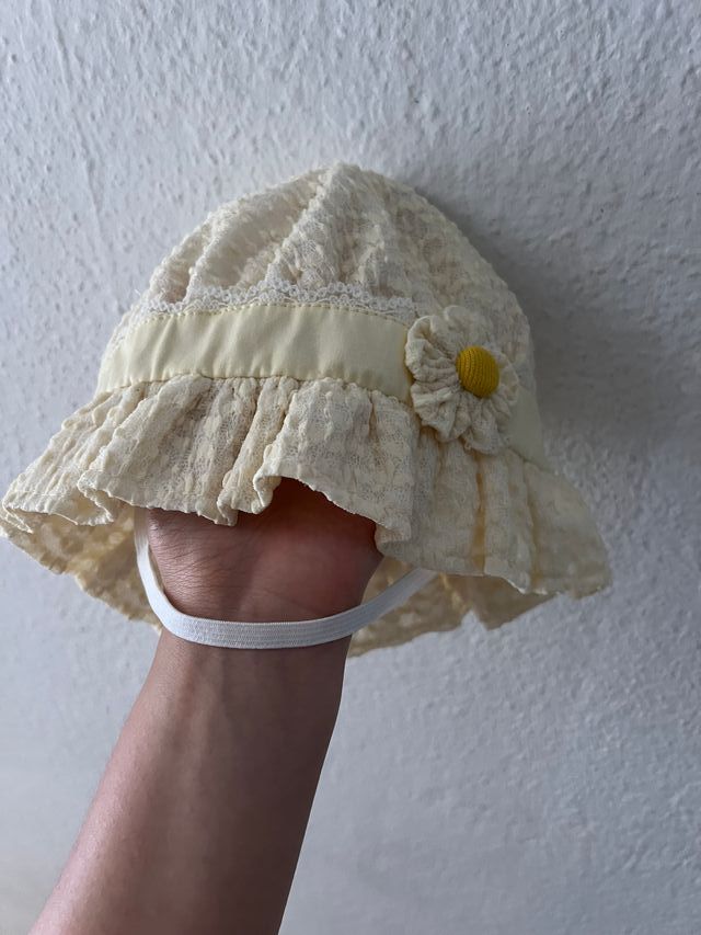 Gorro bebé beige y amarillo