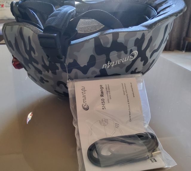 Casco nuevo con etiqueta, luz de freno para patine