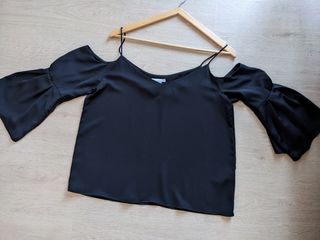 Blusa negra off-shoulder T38