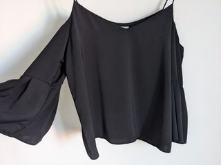Blusa negra off-shoulder T38