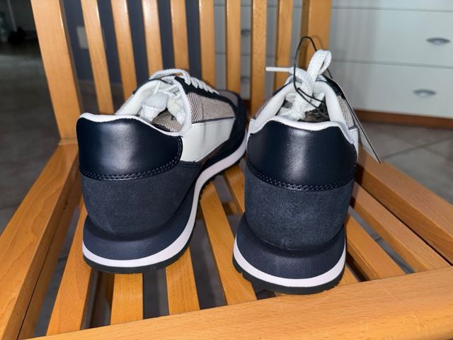 Scarpe Armani Exchange blu e bianche