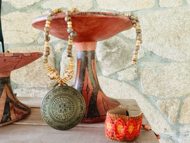 Collar étnico artesanal beige y marrón