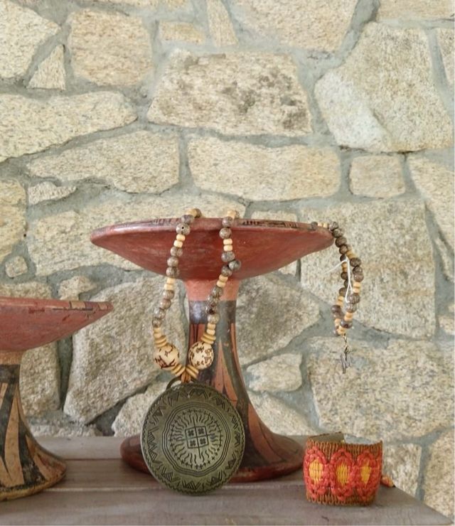 Collar étnico artesanal beige y marrón