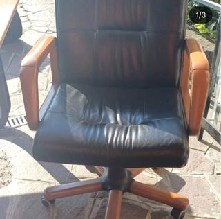 2 poltrone in pelle e legno