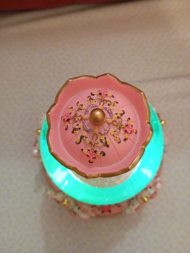 Carrusel musical con luz y música a cuerda