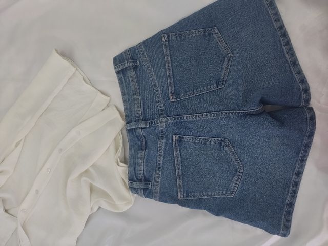 Shorts vaqueros + blusa crema