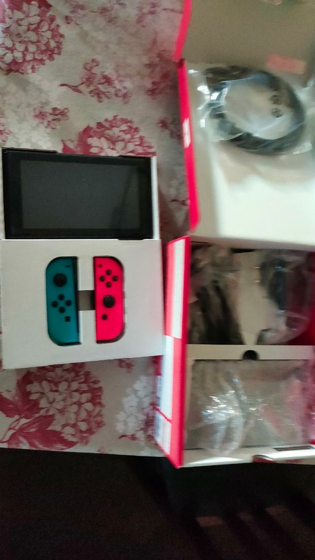 Nintendo Switch - Console azul e vermelha