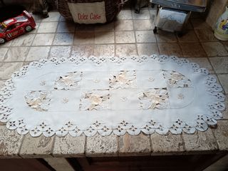 Centrini ovali ricamo bianco e beige a intaglio.