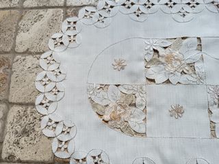 Centrini ovali ricamo bianco e beige a intaglio.