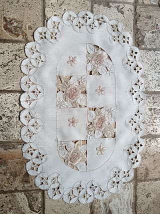 Centrini ovali ricamo bianco e beige a intaglio.