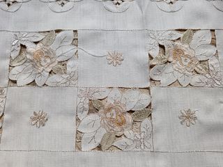 Centrini ovali ricamo bianco e beige a intaglio.