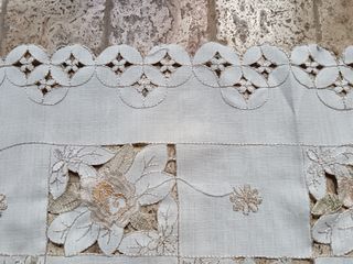 Centrini ovali ricamo bianco e beige a intaglio.