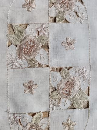 Centrini ovali ricamo bianco e beige a intaglio.