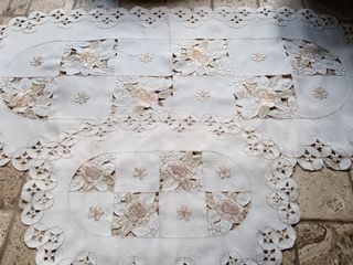 Centrini ovali ricamo bianco e beige a intaglio.