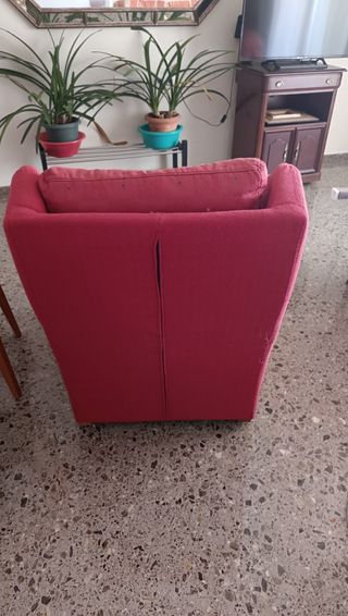Sillón rojo de tela