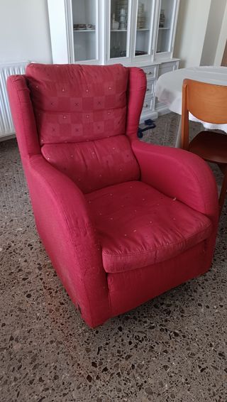 Sillón rojo de tela