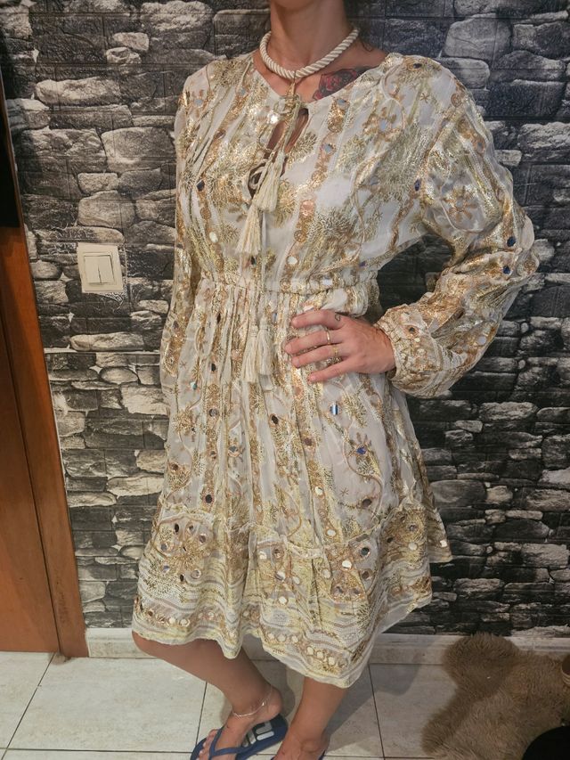 Vestido boho chic beige y dorado