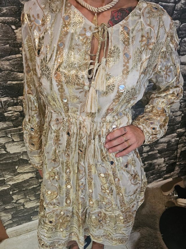 Vestido boho chic beige y dorado