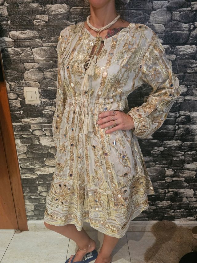 Vestido boho chic beige y dorado