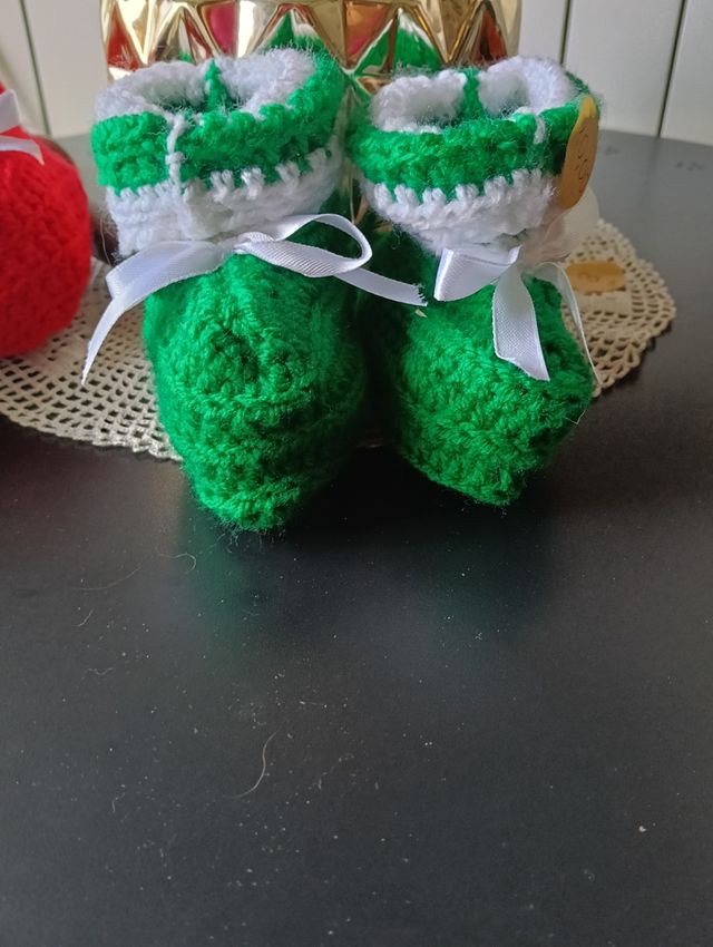 Scarpine neonato lavorate a maglia anche rosse