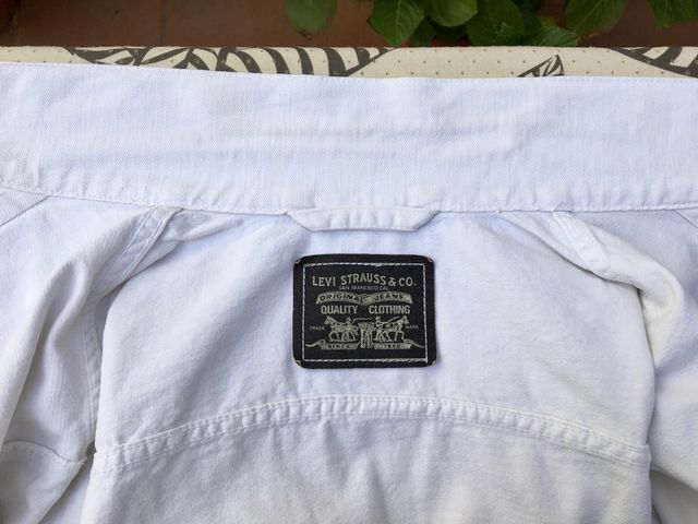 Cazadora vaquera blanca entallada