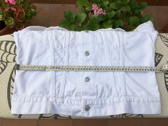 Cazadora vaquera blanca entallada