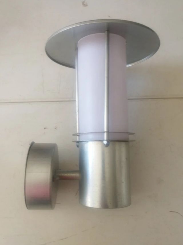 Aplique metálico plateado