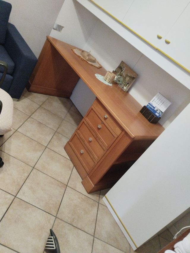 Scrivania legno marrone 3 cassetti