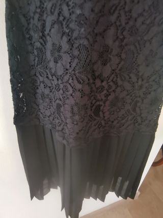 Vestido negro encaje y tablas