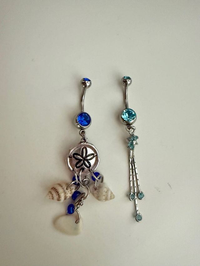 2 piercings ombligo; azul, plata. Banana brillo
