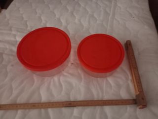2 Contenitori Trasparenti con Coperchio Rosso