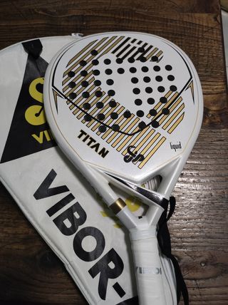 Pala pádel Vibor Titan Liquid con funda.