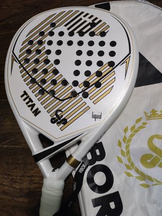 Pala pádel Vibor Titan Liquid con funda.