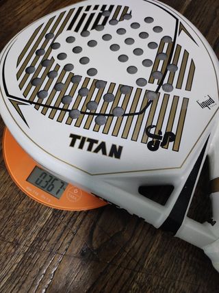Pala pádel Vibor Titan Liquid con funda.
