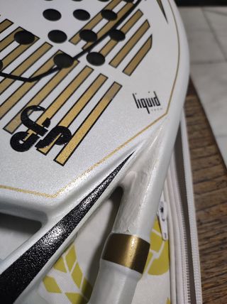 Pala pádel Vibor Titan Liquid con funda.