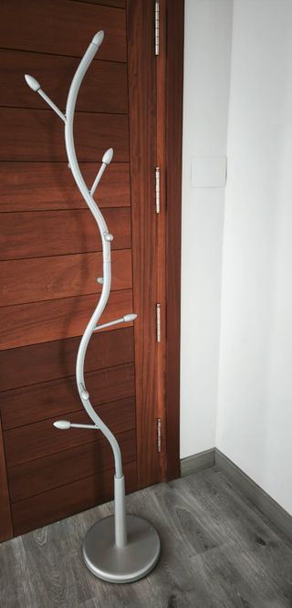 Perchero metálico moderno