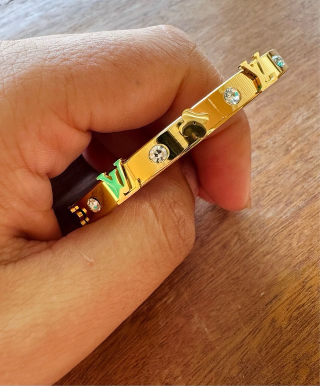 Pulsera dorada L*V!