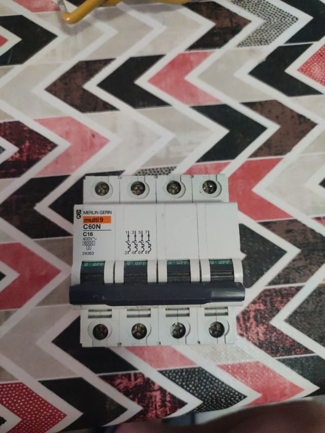 Interruptor magnetotérmico trifásico C60N