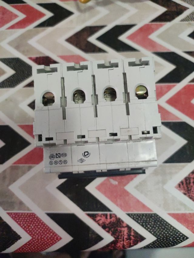 Interruptor magnetotérmico trifásico C60N