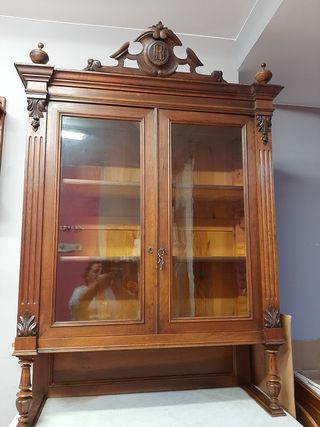 Vitrina antigua de madera y mármol