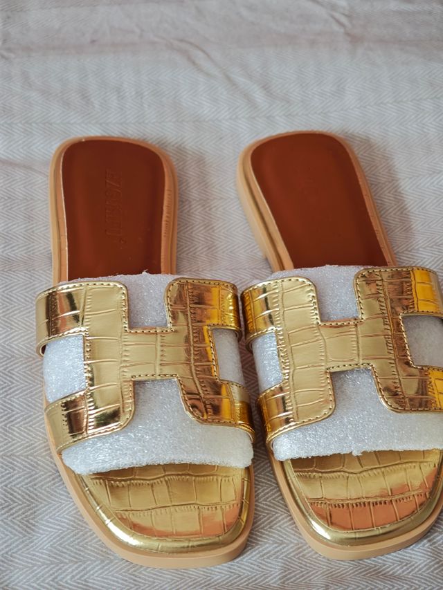 Sandalias doradas planas