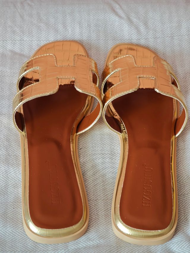 Sandalias doradas planas