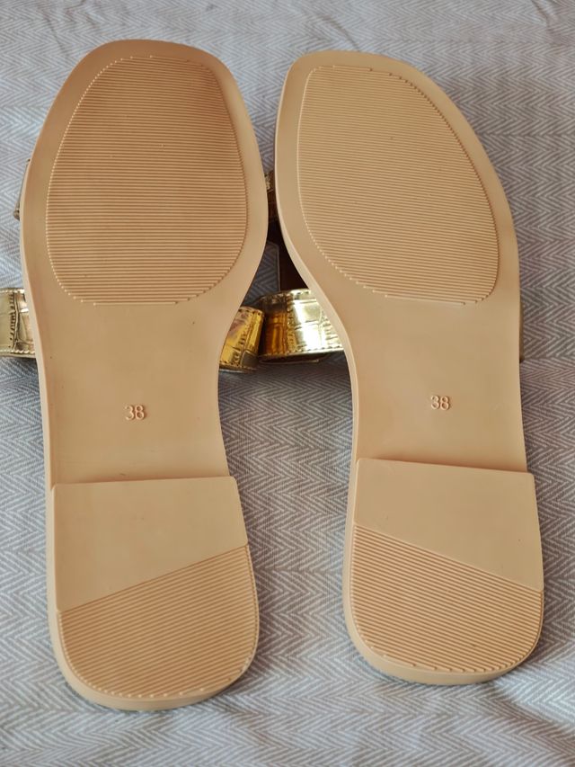 Sandalias doradas planas