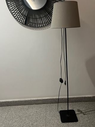Lámpara de pie moderna - beige y negra