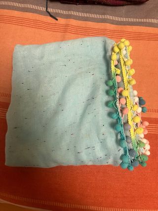 Fular turquesa con pompones